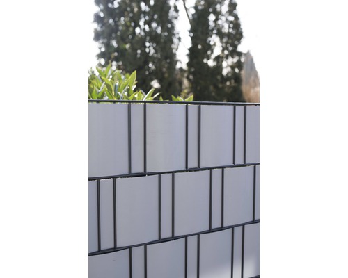 Sichtschutzzaun aus Metall und Kunststoff