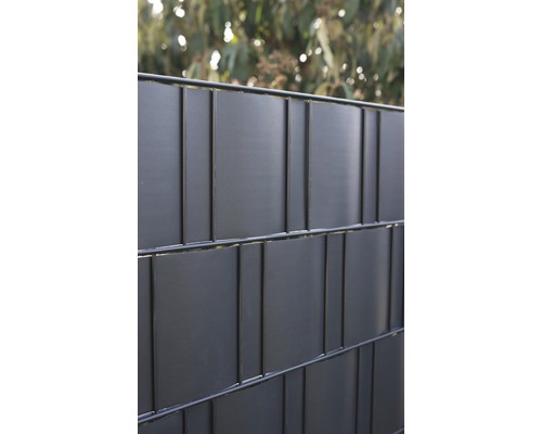 Detailaufnahme eines Doppelstabmattenzauns mit Sichtschutzstreifen