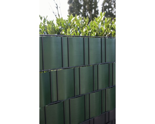 Sichtschutzmatte in einem Doppelstabmattenzaun