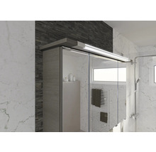 Badezimmerszene mit Spiegelschrank, Handtüchern, Heizkörper und Dusche.
