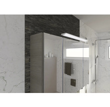 Badezimmer mit Spiegelschrank, Waschbecken und Dusche