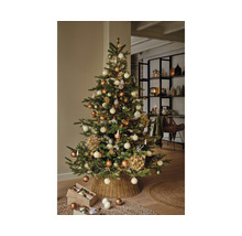 Sapin de Noël décoré avec des boules de Noël et des lumières dans le salon.