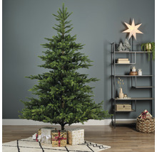 Sapin de Noël décoré avec cadeaux et étagères dans la pièce.