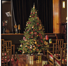 Sapin de Noël décoré pour les fêtes avec des cadeaux dans une pièce avec décor de scène