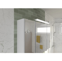 Badezimmer mit Spiegelschrank, Fliesen und Dusche