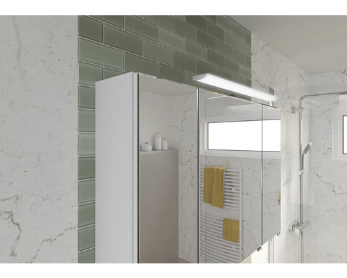 Badezimmer mit Spiegelschrank, Fliesen und Dusche