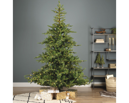 Sapin de Noël décoré avec des cadeaux dans le salon