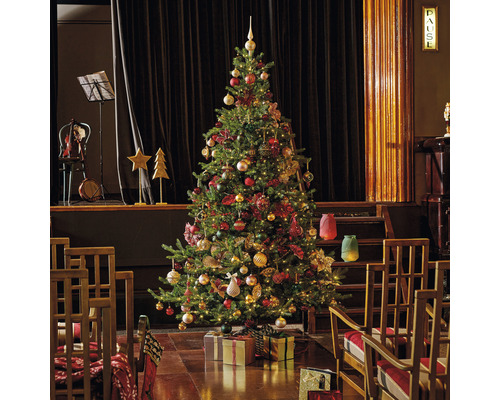 Arbre de Noël décoré de boules et de lumières dans une pièce