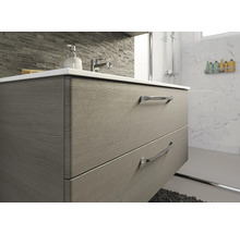 Badezimmer mit Waschtischunterschrank aus Holz und zwei Schubladen