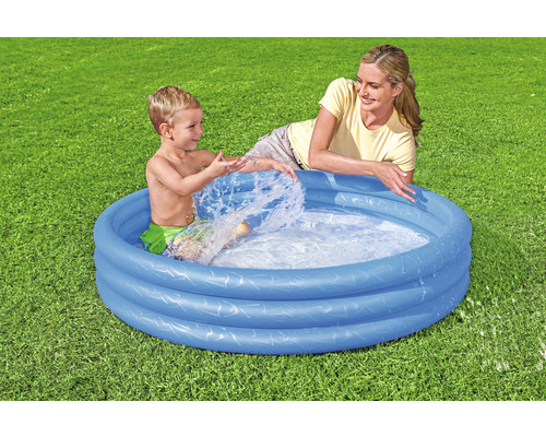 Planschbecken mit spielendem Kind und Erwachsenem im Garten