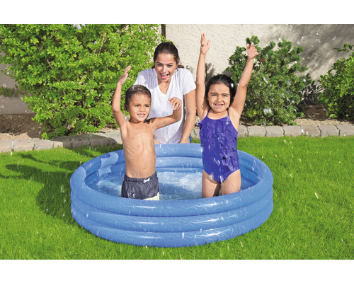 Pataugeoire avec des enfants dans le jardin