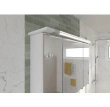 Badezimmer mit Spiegelschrank, Fliesen und Dusche