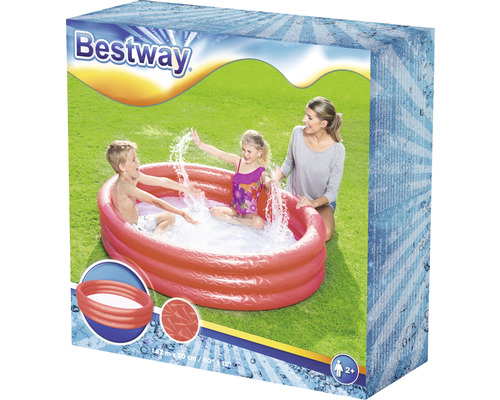 Verpackung eines Planschbeckens von Bestway mit Kindern im Garten