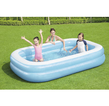 Familie im aufblasbaren Pool im Garten