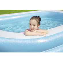 Mädchen im aufblasbaren Schwimmbecken im Garten