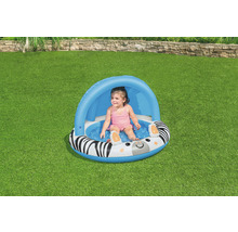 Kind sitzt in aufblasbarem Planschbecken mit Zebra Design und Sonnenschutz