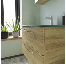 Badezimmer mit Waschtischunterschrank aus Holz und Glaswaschtisch