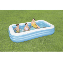 Aufblasbarer Familienpool im Garten mit spielenden Personen