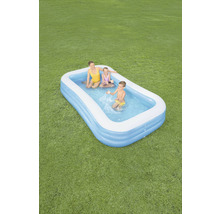 Aufblasbarer Pool mit Familie im Garten