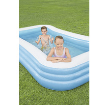 Aufblasbarer Pool mit spielenden Kindern im Garten.