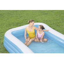 Aufblasbarer Pool mit Mutter und Tochter im Garten