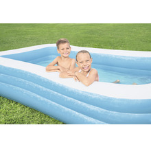 Zwei Kinder in einem aufblasbaren Rechteckpool im Garten