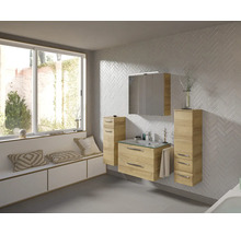 Badezimmer mit Waschtisch, Spiegelschrank und Hochschrank in Holzoptik