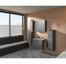 Modernes Badezimmer mit Waschtisch, Spiegelschrank und Fensterbank