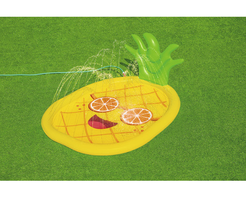 Aufblasbare Ananas Wassersprinkleranlage für Kinder auf Rasen