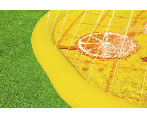 Gelbes Planschbecken mit Wassersprinklern auf Rasen