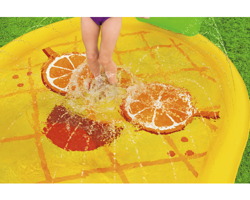 Planschbecken mit Fruchtmotiven und spielendem Kind