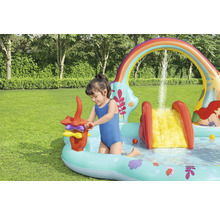 Kind spielt im aufblasbaren Planschbecken mit Rutsche und Wasserspielen im Garten