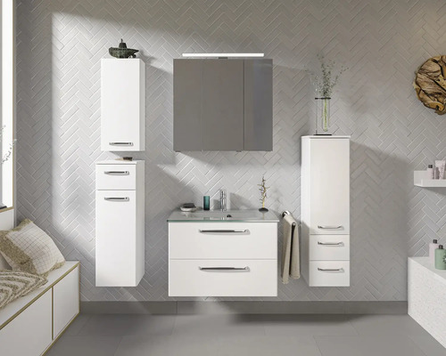 Badezimmer mit Waschtisch, Spiegelschrank und Hochschränken für Badezimmerutensilien