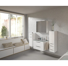 Badezimmer mit Waschbeckenunterschrank, Spiegelschrank und Hochschrank vor einer gemusterten Wand