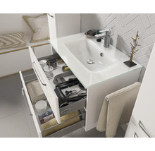 Badezimmer mit Waschbeckenunterschrank, geöffneten Schubladen und diversen Badutensilien