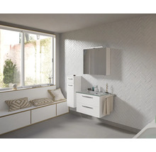 Helles Badezimmer mit Waschbecken, Spiegel, Schrank und Fensterbank mit Kissen