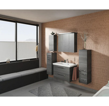 Helles Badezimmer mit Waschtisch, Spiegelschrank und Hochschränken in Holzoptik