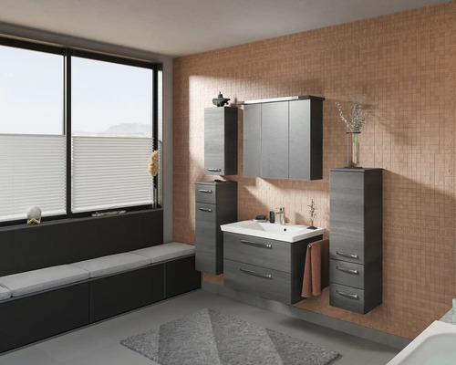 Salle de bains lumineuse avec meuble-lavabo, armoire de toilette et armoires hautes aspect bois