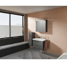 Badezimmer mit Waschtisch, Spiegelschrank und Sitzbank
