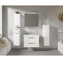 Badezimmer mit Waschbeckenunterschrank, Spiegelschrank und Hochschränken in hellem Design