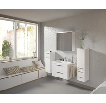 Helles Badezimmer mit Waschbeckenunterschrank, Spiegelschrank und Seitenschrank in Weiss