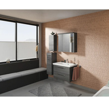 Badezimmer mit Waschbecken, Spiegel, Schrank und Fensterbank mit Sitzgelegenheit