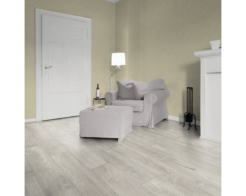 Salon avec sol stratifié, fauteuil, lampadaire et porte