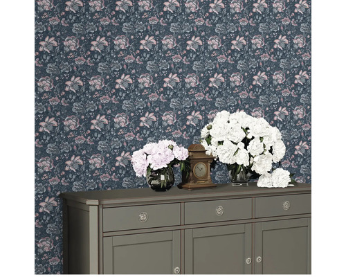 Szene mit floral gemusterter Tapete, Anrichte, Vasen mit Blumen und Uhr