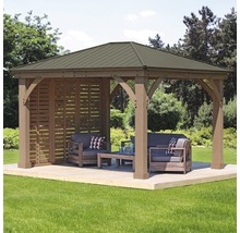 Holzpavillon mit Möbeln im Garten