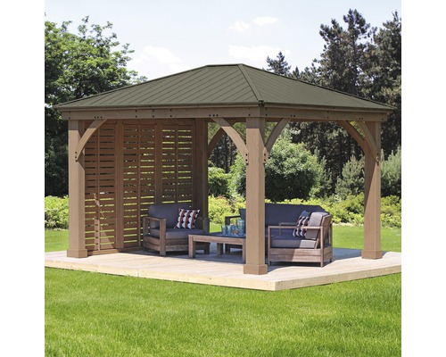 Holzpavillon mit Möbeln im Garten