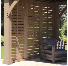 Holzpavillon mit Lamellenwand und Sitzgelegenheit im Garten