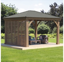 Holzpavillon mit Lamellenwand und Sitzgruppe im Garten