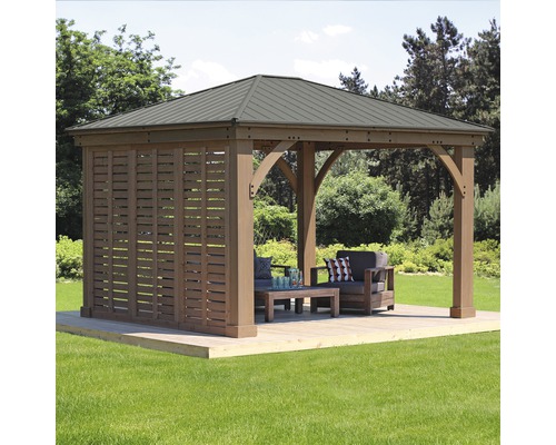 Holzpavillon mit Lamellenwand und Sitzgruppe im Garten