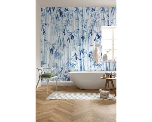 Modernes Badezimmer mit Bambus Tapete, Badewanne und Holzboden
